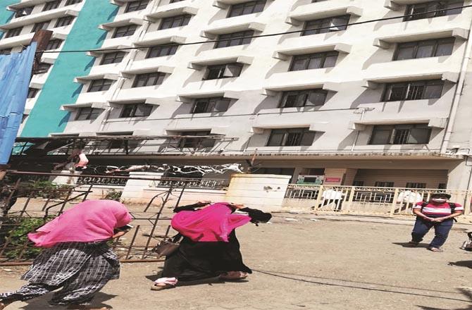 Locals are anxiously awaiting the start of Koshiwaji Nagar Municipal Hospital.Picture:Inquilab